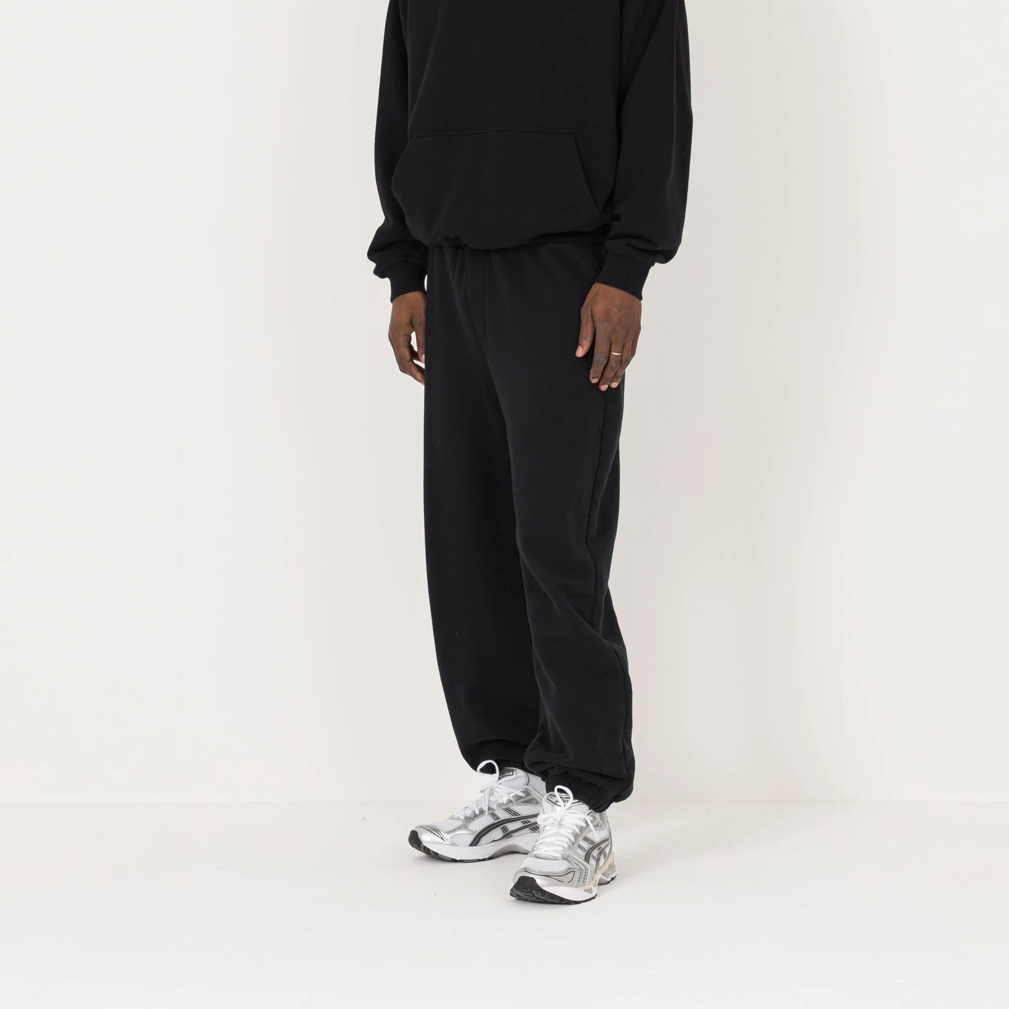 Relaxed Cuffed Sweatpant - Black - Image 3