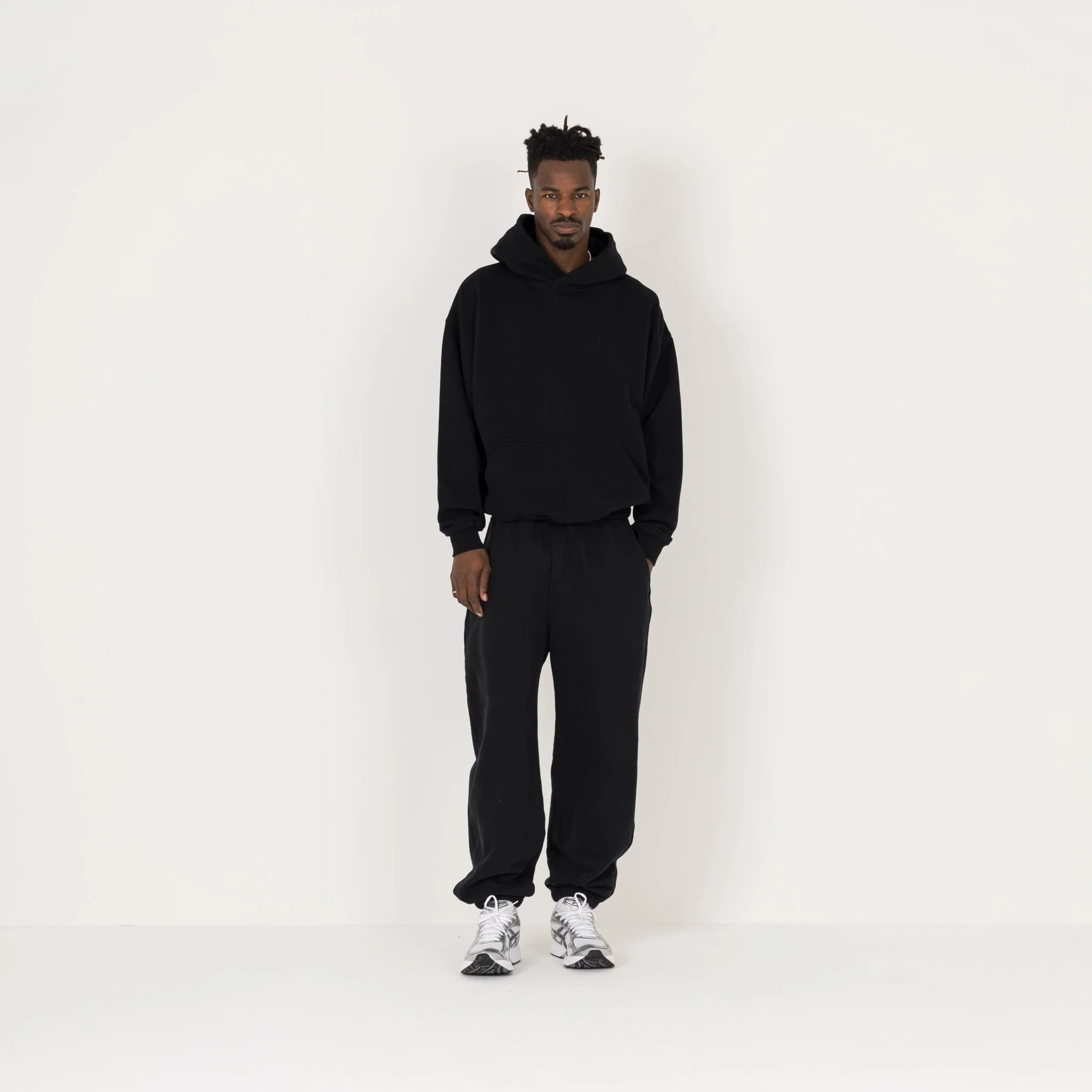Relaxed Cuffed Sweatpant - Black - Image 4